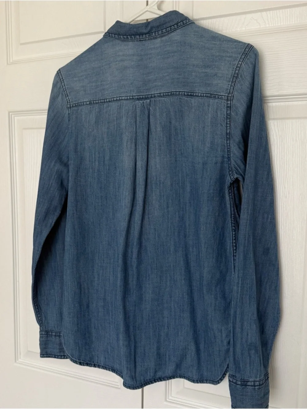Old Navy Light Blue Chambray Button-Front Shirt - Picture 4 of 5